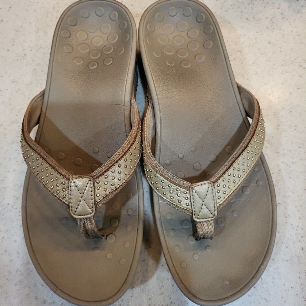 Vionic Kehoe gold studded size 8